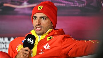 Sainz bemoans Ferrari ‘messy radio’ after costly error