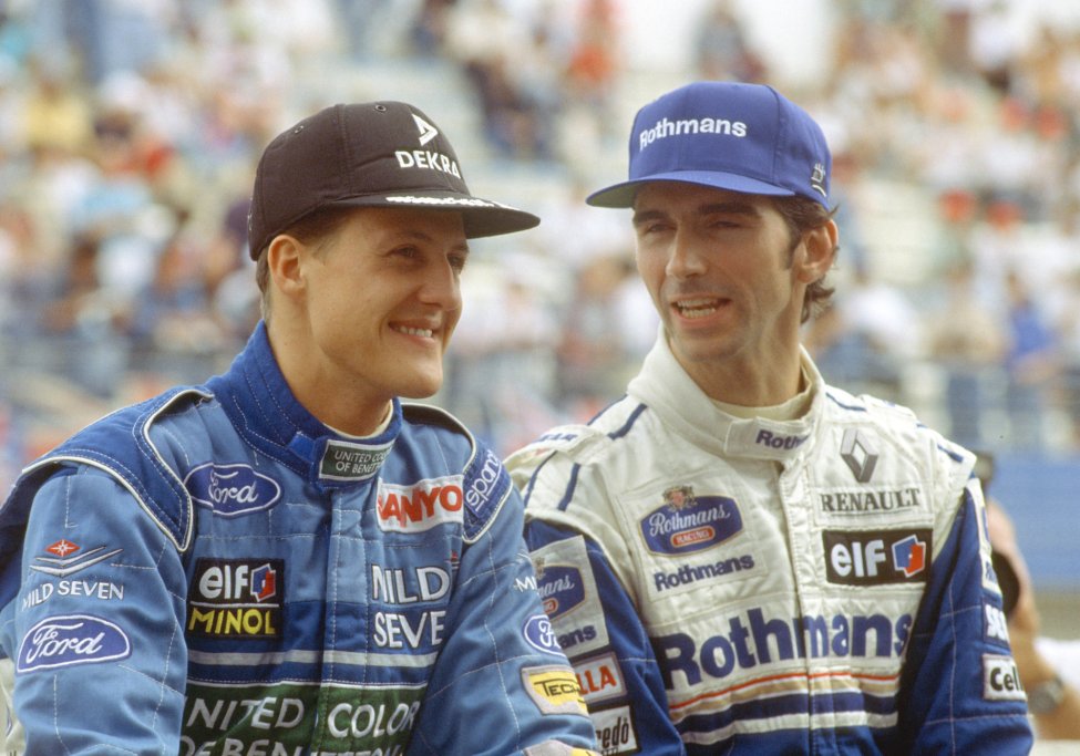 Michael Schumacher en Damon Hill zitten samen op een FORMULE 1 circuit