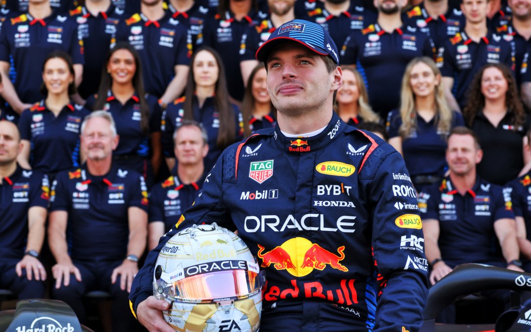 Verstappen Red Bull team photo Abu Dhabi