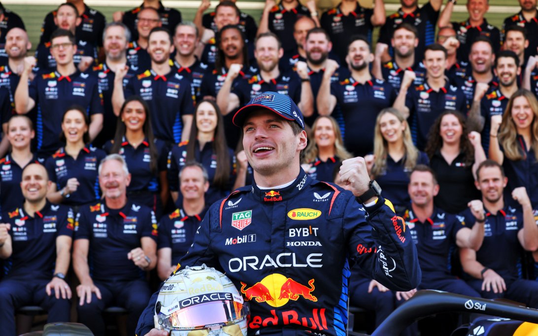 Verstappen Red Bull team photo Abu Dhabi